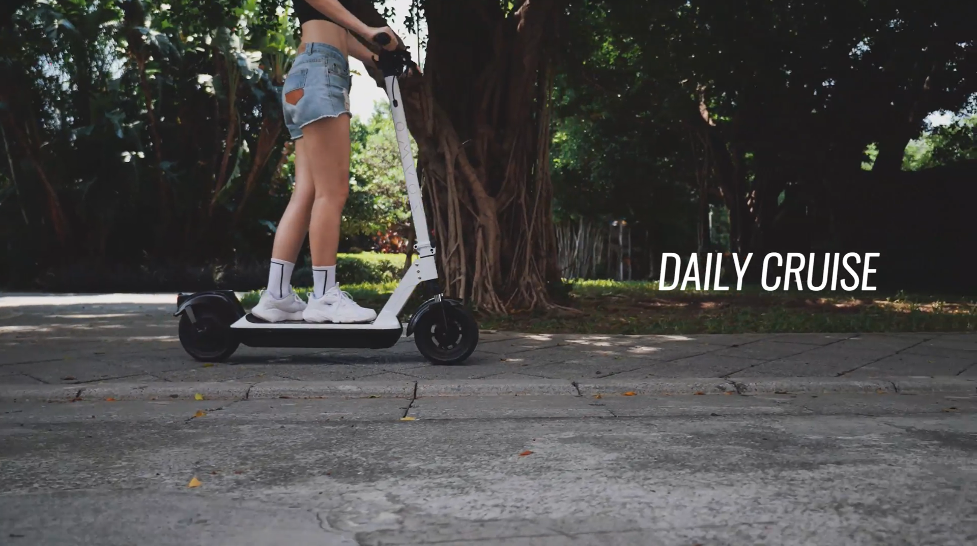 如果是騎滑板車就建議不要拍攝了 肯定摔